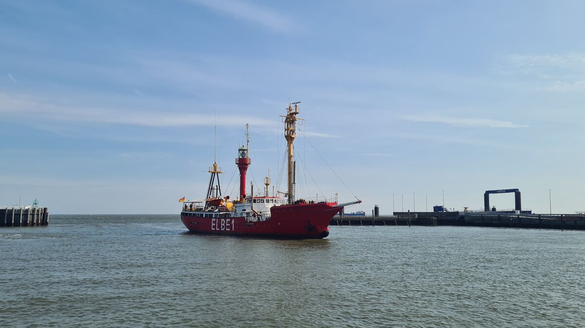 Das Feuerschiff "Elbe 1" bei der letzten Probefahrt am 2. September in Cuxhaven. Am vergangenen Wochenende wurde das Schiff nach Stralsund überführt. Foto: Larschow
