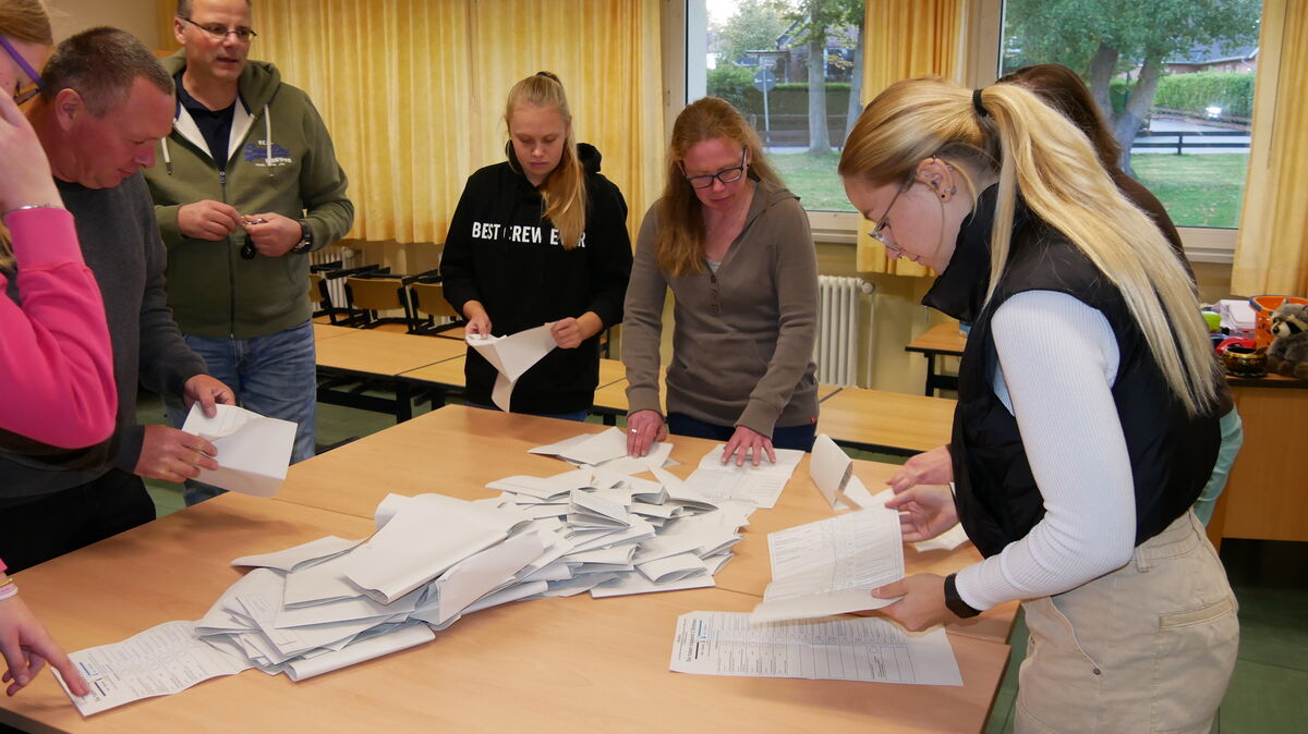 Auszählung der Landtagswahlstimmen (hier in einem Wahllokal in Althemmoor): Am zurückliegenden Wahlsonntag konnten sich insgesamt vier Kandidatinnen und Kandidaten aus dem Landkreis Cuxhaven ein Ticket nach Hannover sichern. Foto: Lange