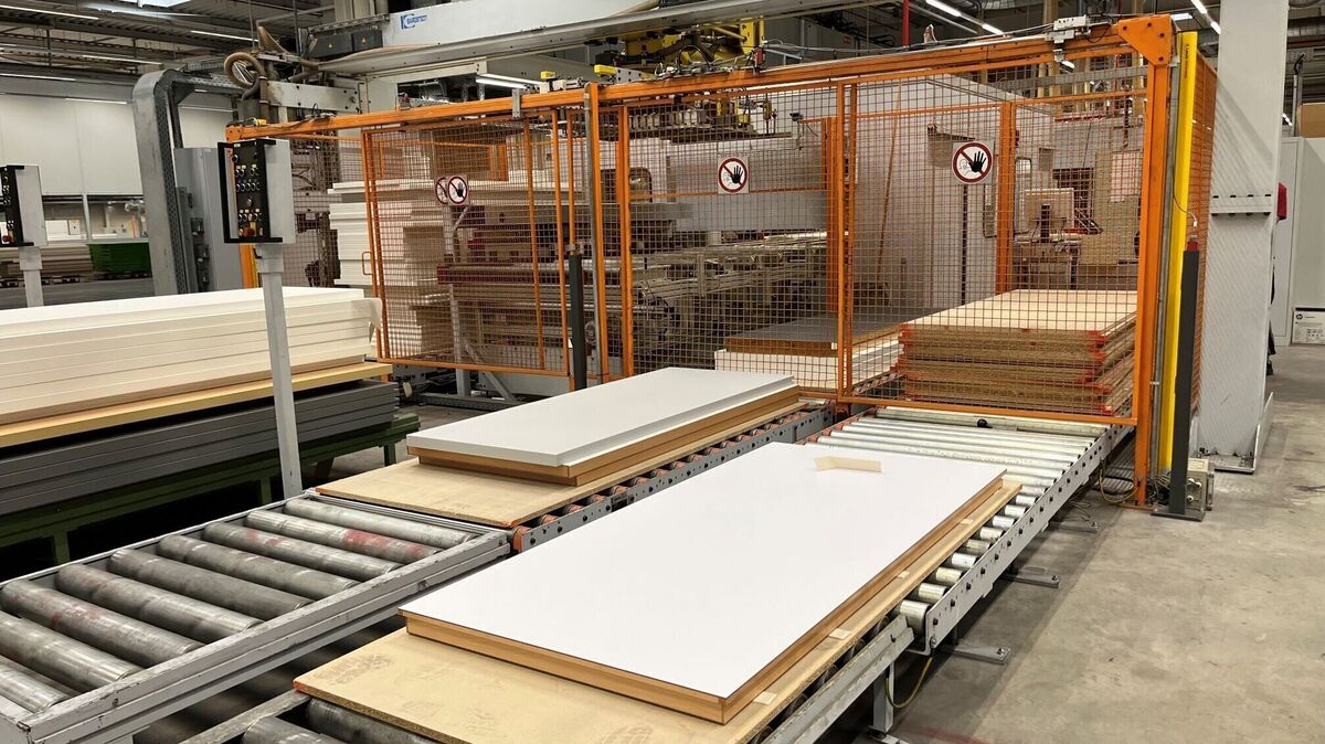 Zu den Kernkompetenzen gehört auch das Umrüsten von Bestandsanlagen auf eine moderne Steuerung, wie hier ein Motiv aus der Türen-Industrie. Foto: Potschka