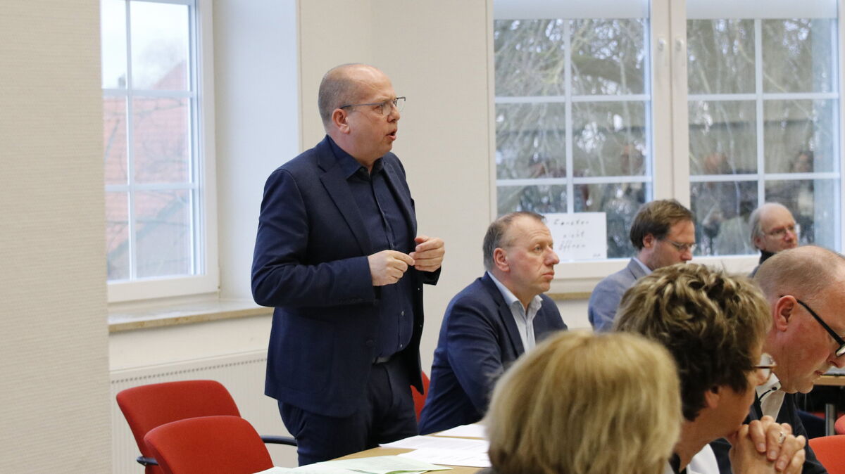 Bruch mit der eigenen Fraktion perfekt: SPD-Ratsherr Oliver bezog im Ratssaal nicht mehr im Kreise der Genossen, sondern in der letzten Reihe neben FDP-Ratsherren Günter Wichert Platz. Foto: Koppe