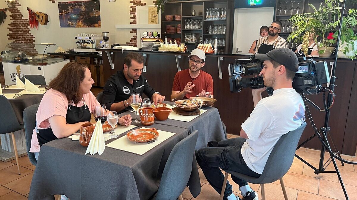 Der zweite Tag bei „Mein Lokal, Dein Lokal“ steht ganz im Zeichen der portugiesischen Küche. Im "Sagres" probiert TV-Koch Ali Güngörmüs den Fischeintopf Cataplana. Foto: Just Friends Productions