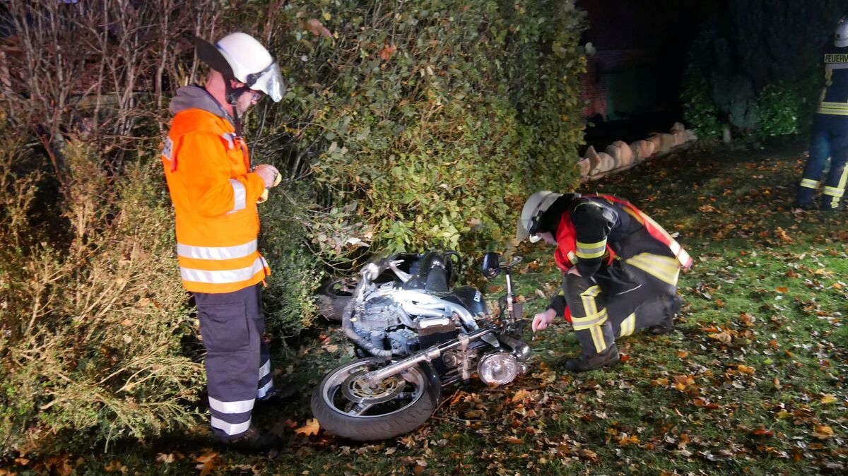Der Motorradfahrer kam, nachdem er den Grünstreifen durchfahren hatte, in einer Hecke zum Stillstand. Foto: Jürgen Lange