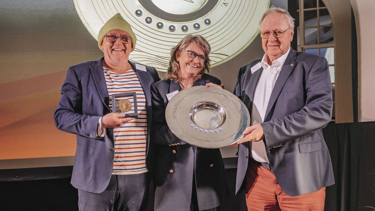 Carsten Matthias (links) aus dem Trans-Ocean-Vorstand überreichte Marlene und Bert Frisch den Ocean Award für ihren unermüdlichen Einsatz für den Weltumsegler-Verein. Foto: Trans Ocean/fotoscheune foto event