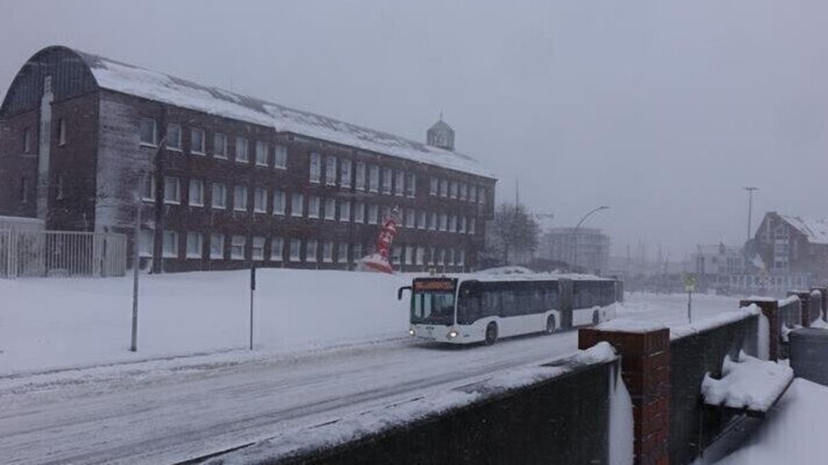 Der Bus der KVG trotzt dem Wetter auf dem Weg in den Cuxhavener Hafen. Foto: Werder