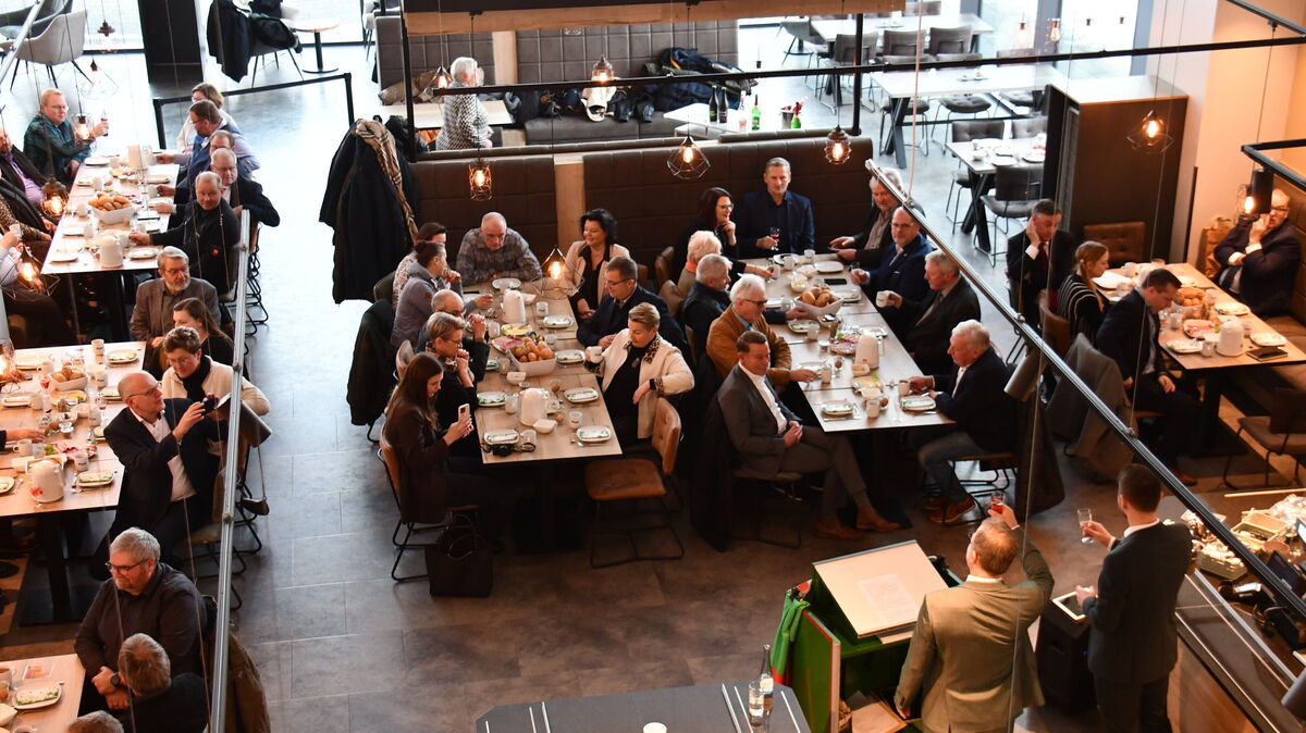 Im Restaurant des Lamstedter Unternehmens "Wohn-Erlebnis Steffens" fand erneut der Neujahrsempfang der Samtgemeinde Börde Lamstedt und des Gewerbevereins „Börde Lamstedt hat’s“ statt, bei dem es neben den Ansprachen natürlich auch primär um den persönlichen Dialog ging. Foto: Schröder