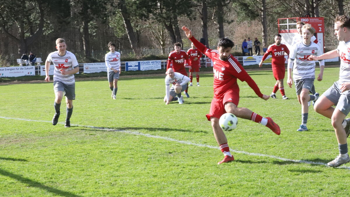 Das hätte das 3:2 für Altenwalde sein müssen. Ramazan Topcu kommt aus fünf Metern frei zum Schuss, trifft in der 77. Minute jedoch nur den Pfosten. Foto: Witthohn