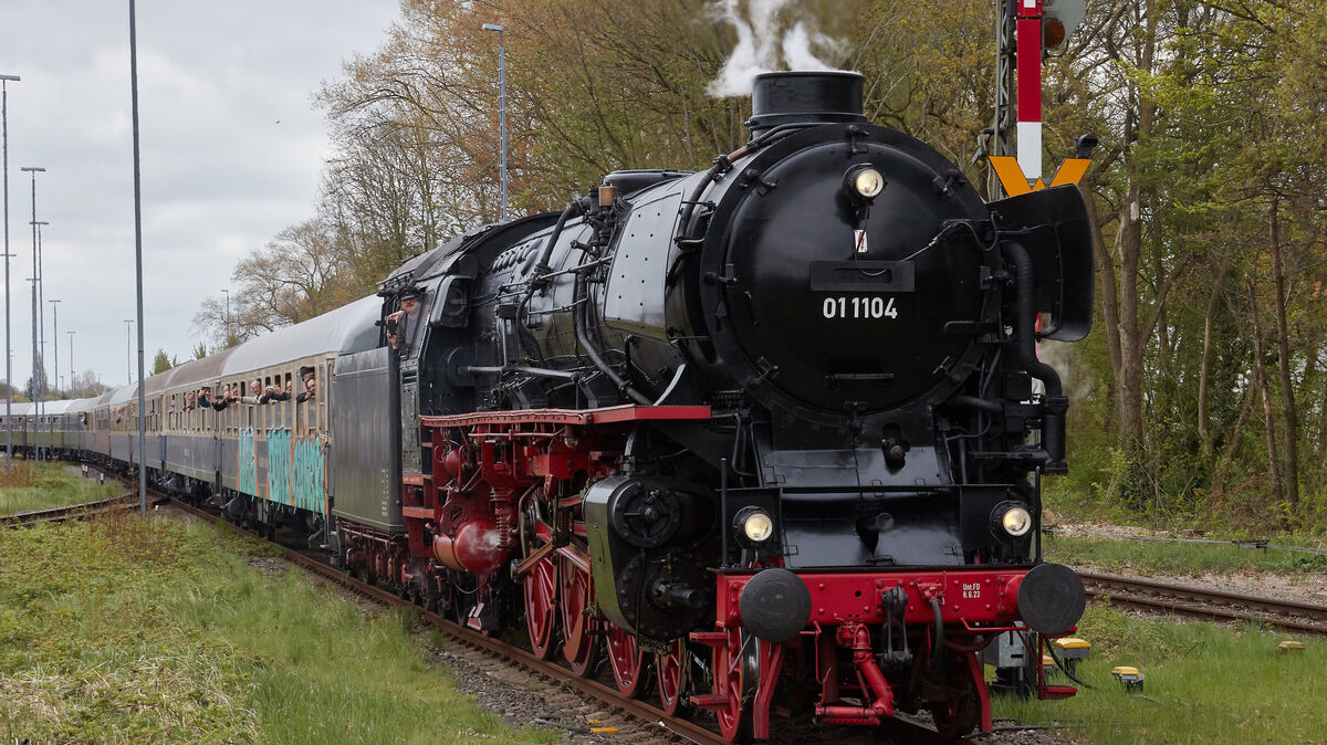 Mit 547 Fahrgästen "an Bord" erreichte der von einer Dampflokomotive aus dem Jahr 1940 gezogene "Nostalgiezug" am Sonnabend den Cuxhavener Bahnhof. Die Ankunft war ein Ereignis für lokale Eisenbahnfans. Foto: Koppe