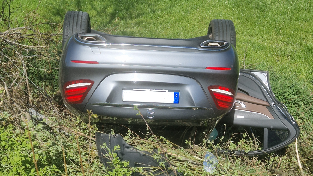 Auf dem Dach liegend landet der Wagen im Graben neben der A27. Foto: Feuerwehr