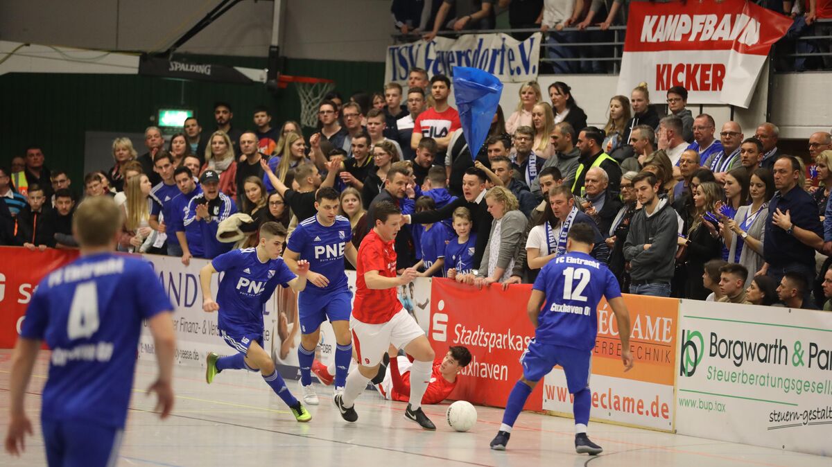 Viele Tore und eine volle Halle: Der Masters-Cup soll im kommenden Jahr wieder stattfinden. Um möglichst viele Zuschauer in die Halle zu lassen, haben sich die Veranstalter dazu entschieden, die 2-G-Regel anzuwenden. Das heißt, dass nur geimpfte oder genesene Personen Zutritt haben. Foto: Lütt