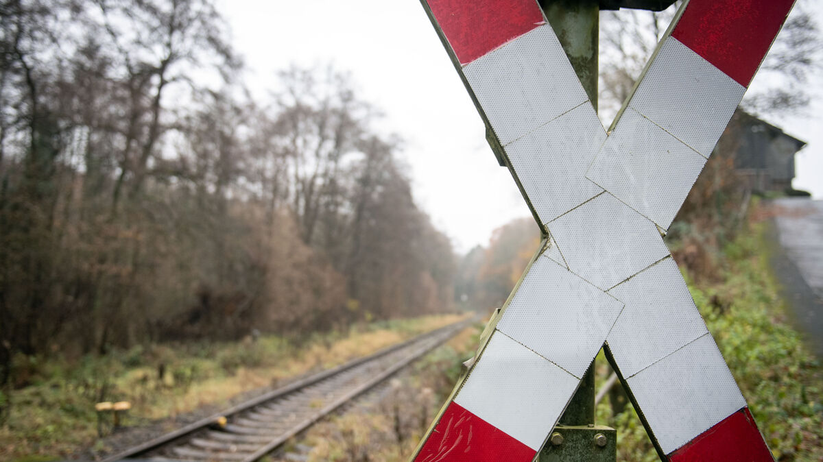 Klare Vorschriften der Straßenverkehrsordnung sind entscheidend für die Sicherheit an unbeschrankten Übergängen. Foto: Thissen/dpa