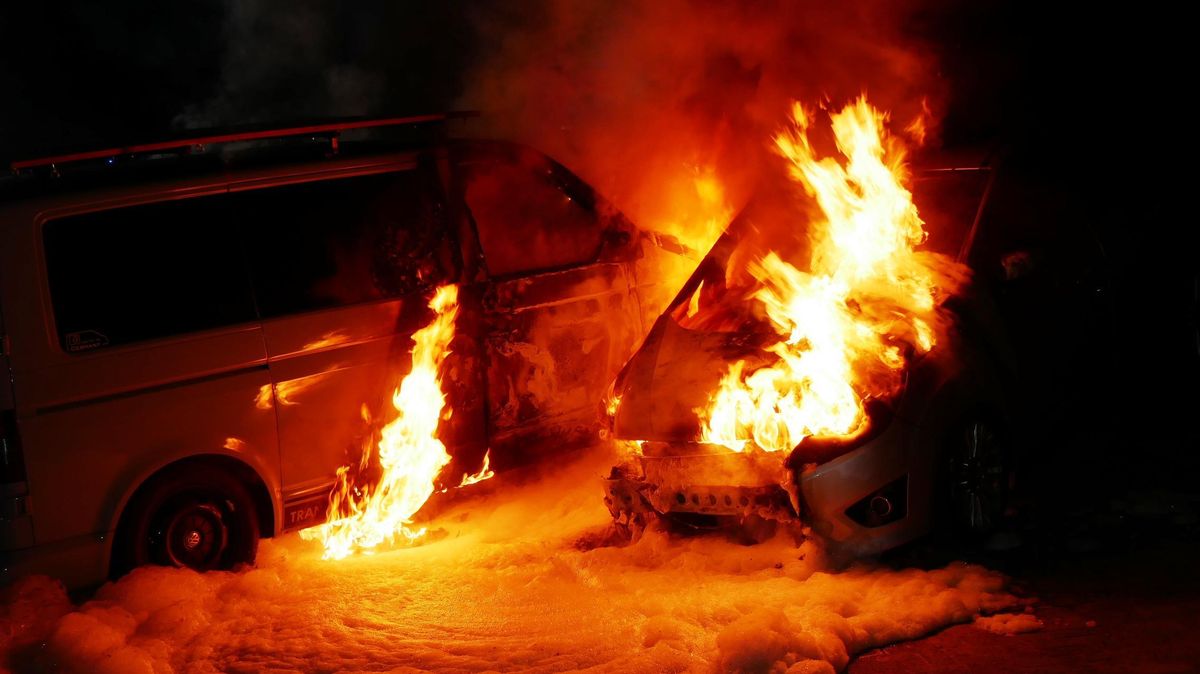 Lichterlohe Flammen schlagen aus den Fahrzeugen. Foto: Lange