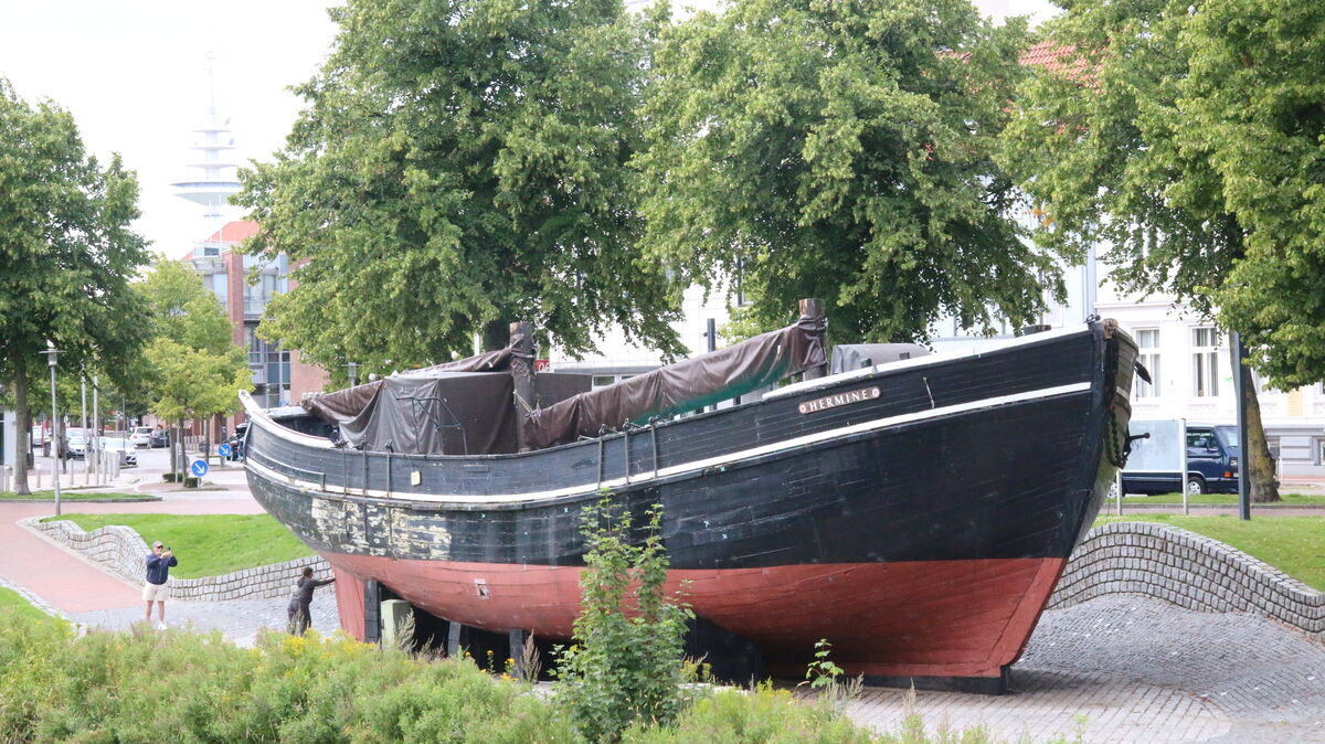 Ohne Masten und Klüverbaum gibt die „Hermine“ am Rande des Schleusenpreis derzeit ein trauriges Bild ab. Trotzdem wird der Gaffelschoner jeden Tag von vielen Touristen fotografiert, die eine Erinnerung an Cuxhaven mit nach Hause nehmen wollen. Fotos: Potschka