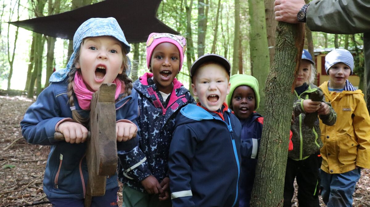 Wer schreit am lautesten? Cara (links) und ihre Freunde aus dem Waldkindergarten sind putzmunter und genießen die Stunden in den Assbütteler Tannen. Foto: Mangels