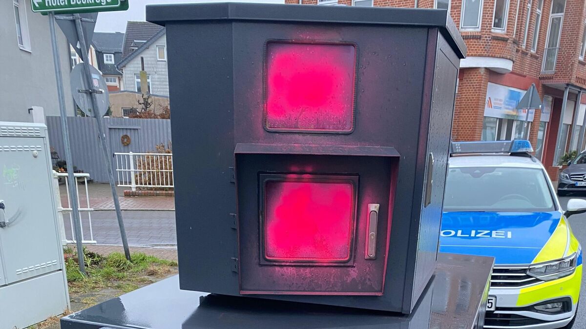 Vorübergehend blind: Unbekannte beschmierten die Sichtfenster des städtischen Blitzer-Anhängers mit Farbe. Foto: Polizeiinspektion Cuxhaven