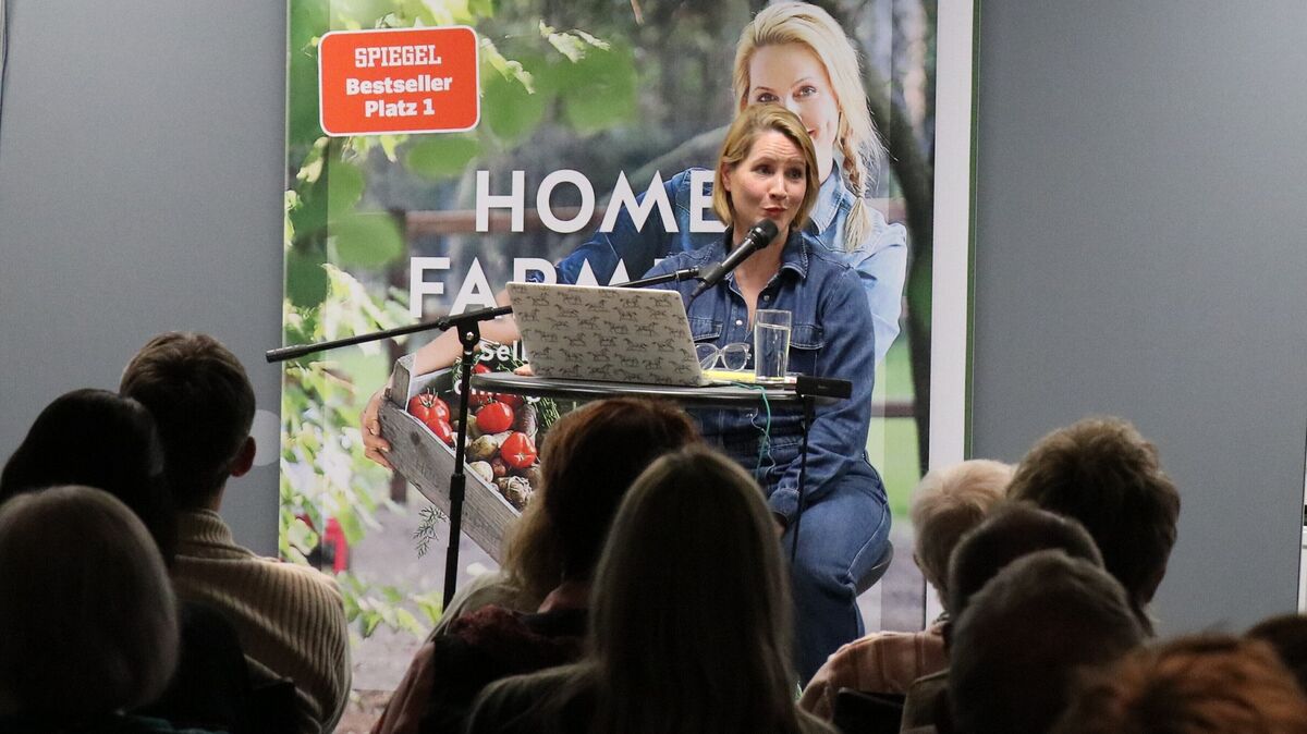 Judith Rakers, die ehemalige Tagesschau-Sprecherin, las im Cuxhavener EWE-Forum aus ihrem Homefarming-Bestseller und gab einen ganz privaten Einblick in ihr persönliches Glück im Gemüsegarten. Foto: Mangels