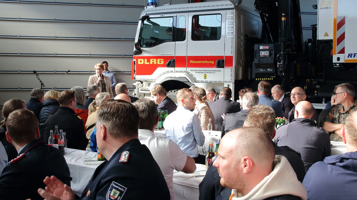 Niedersachsens Innenministerin Daniela Behrens richtete anlässlich der Fahrzeug-Indienststellung bei der DLRG Worte des Dankes an die in der Halle am Schleusenpriel versammelte "Blaulichtfamilie". Foto: Koppe