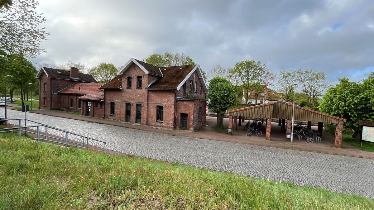Das Bahnhof in Cadenberge gehört schon seit drei Jahren der Gemeinde. Mit einer Sanierung und einem Umbau soll das Gebäude zur Visitenkarte des Ortes werden. Foto: Unruh