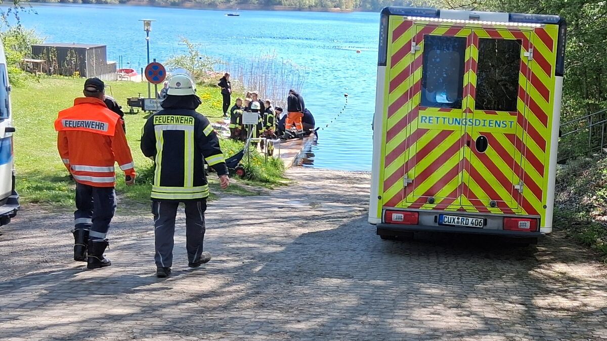 Rettungskräfte müssen immer mal wieder zum Kreidesee Hemmoor ausrücken. Foto: Lange