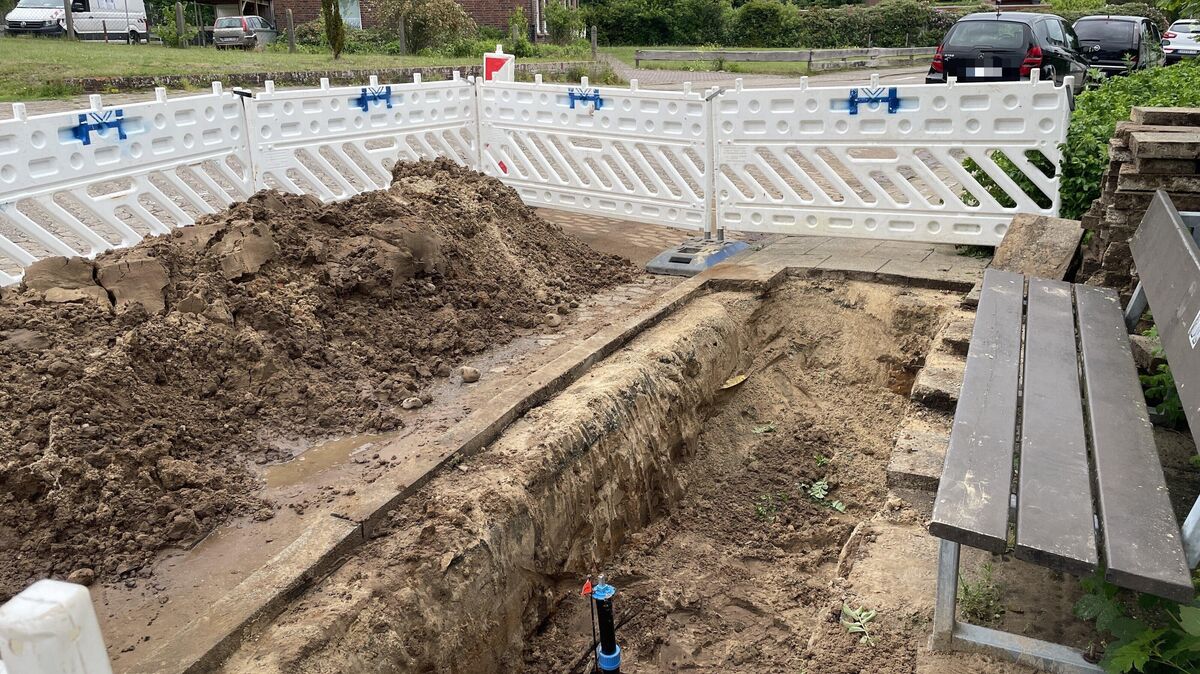 Der Wasserrohrbruch in der Geschwister-Scholl-Straße rief mitten in der Nacht den Bereitschaftsdienst des Wasserversorgungsverbands Land Hadeln auf den Plan. Foto: Reese-Winne
