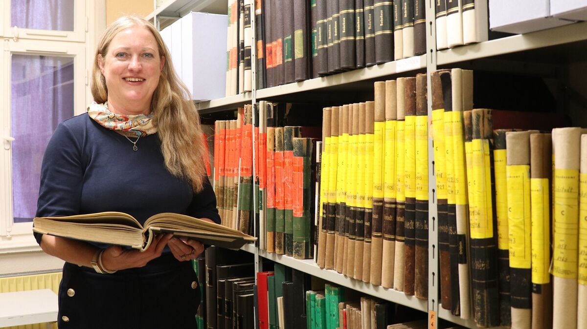 Sie waltet über das Gedächtnis des Landkreises Cuxhaven: Julia Kuhnt leitet seit Oktober 2024 das Kreisarchiv und das Kranichhaus-Museum in Otterndorf. Foto: Mangels