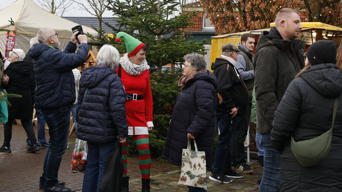Der Anziehungspunkt schlechthin am Adventssonntag: der Altenbrucher Weihnachtsmarkt mit Reibekuchen, Bratwurst und viel Kunsthandwerk. Foto: Koppe