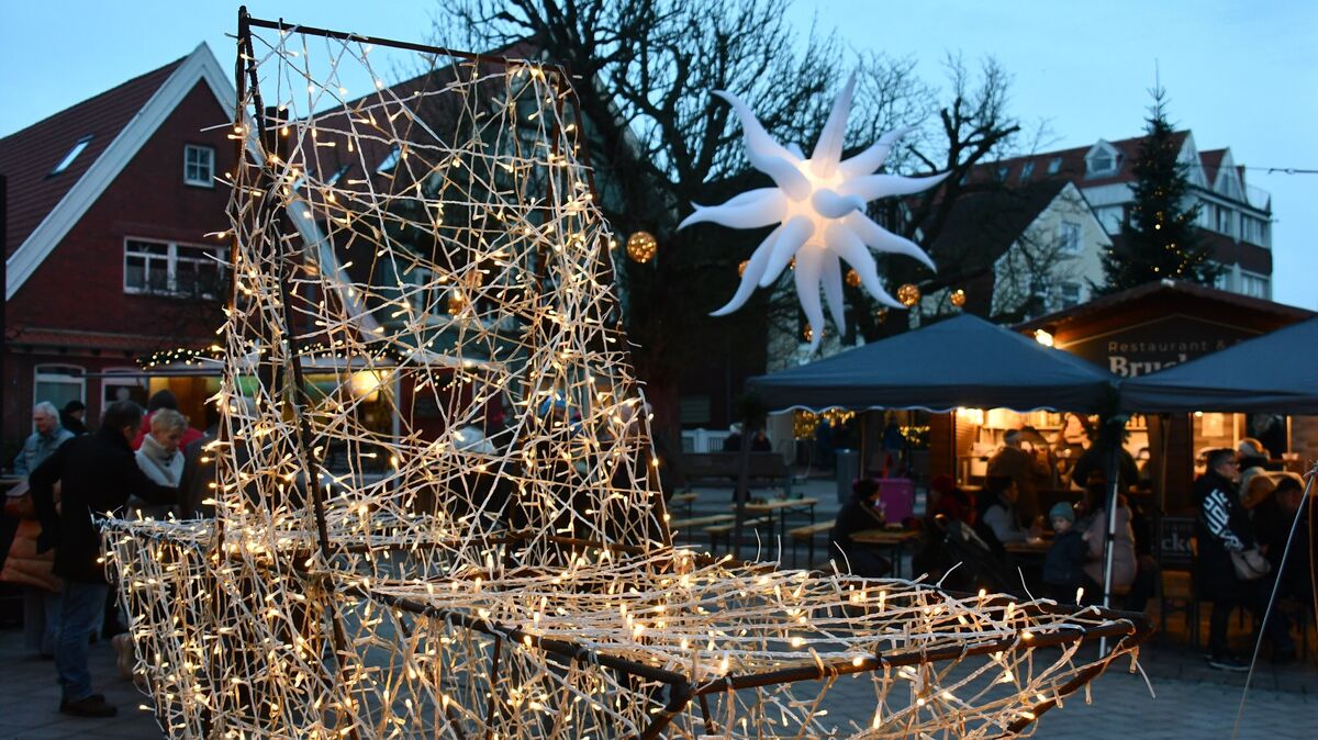 Der Sternenmarkt in Otterndorf lockte am dritten Adventswochenende zahlreiche Besucher in die historische Altstadt. Nach aktuellen Polizeiangaben ist nur an einem Tag rechtsradikale Musik abgespielt worden.