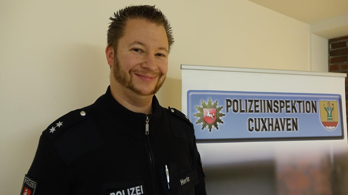 Egal, wie viel Negatives Stephan Hertz in seinem Alltag bei der Polizei Cuxhaven erfährt, er würde den Job immer wieder wählen. Foto: Anders