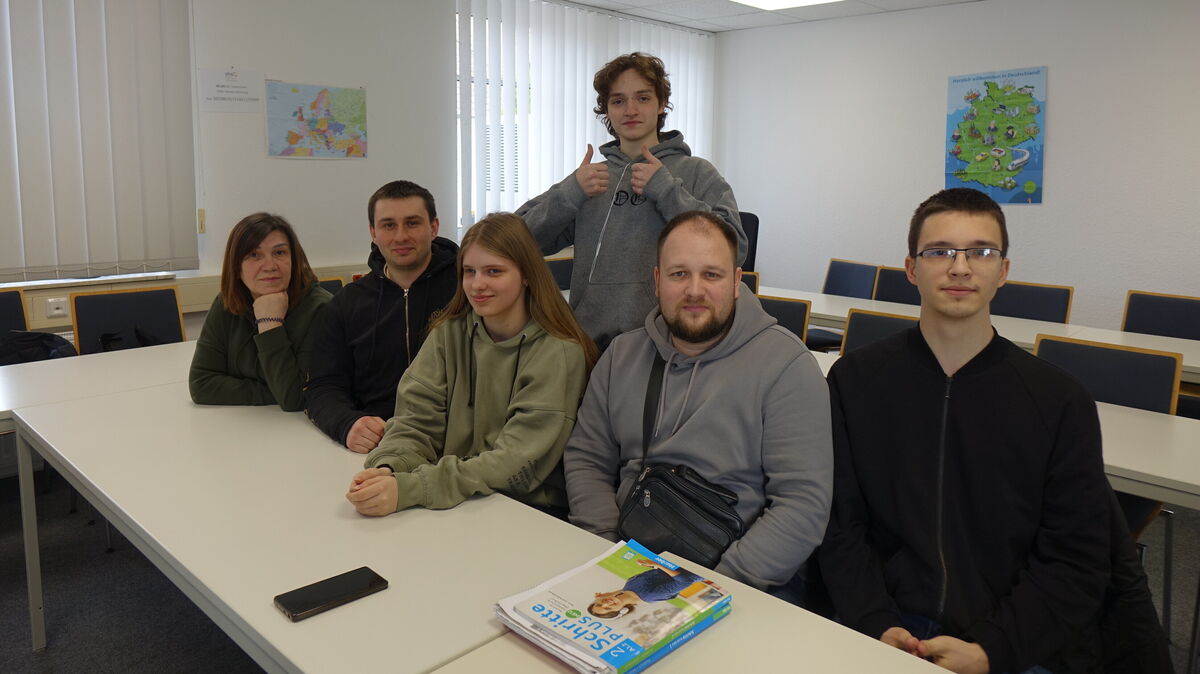 Valentina, Dmytro, Anastasia, Andri, Nikita und Maxim (v.l.) sind seit sechs Monaten im Landkreis Cuxhaven und besuchen gemeinsam einen Deutschkurs an der VHS in Otterndorf. Foto: Werder