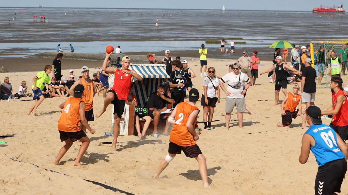 Beachhandball-Action am Duhner Strand: An diesem Wochenende werden über 600 Teilnehmer erwartet – darunter zwei Teams vom TSV Altenwalde. Foto: May