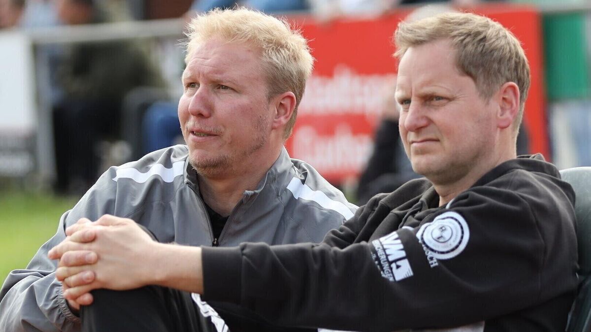 Trainer Timo Szybora (r.) ist mit dem Kader für die Landesliga-Saison zufrieden und setzt wieder auf Spieler aus Cuxhaven und umzu. Foto: Unruh