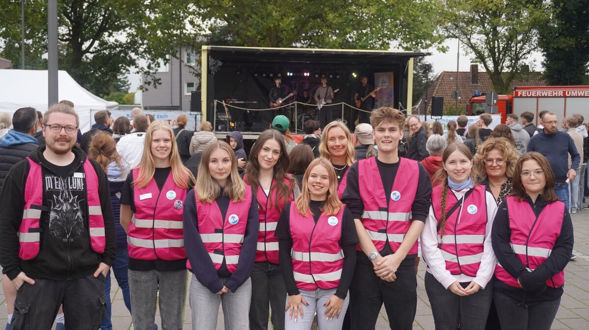 Strahlende Gesichter beim ersten Kinder- und Jugendfestival auf dem Rathausplatz in Hemmoor: Der Kinder- und Jugendbeirat blickt auf Wochen der Vorbereitung zurück. Foto: Brettschneider