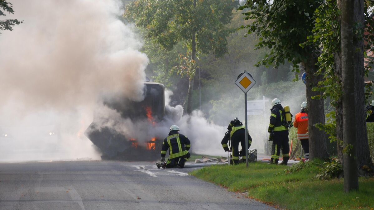Beim Eintreffen der ersten Einsatzkräfte steht der hintere Teil des Busses bereits in Vollbrand. Eine dichte Rauchwolke ist weithin sichtbar. Foto: Lange
