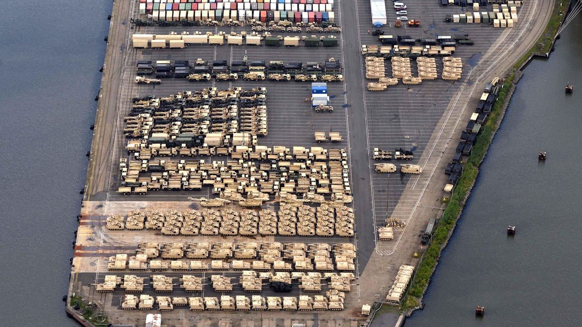 Auf der ABC-Insel im Bremerhavener Hafen parken wieder Panzer, Tankfahrzeuge, Container, Kettenraupen und gepanzerte Mannschaftswagen, die beim Großmanöver Defender Europe 20 zum Einsatz kommen sollten, größtenteils aber gar nicht kamen. Foto: Scheer