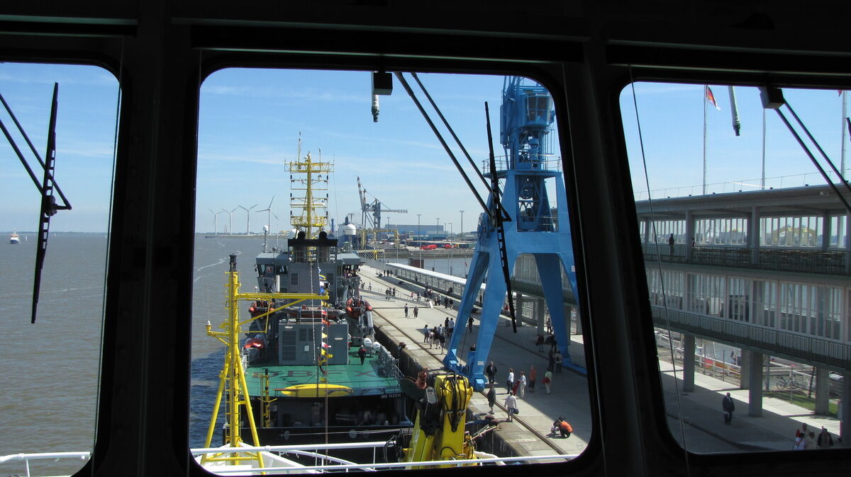 Anlässlich des Deutschen Seeschiffahrtstags im Jahr 2010 durfte mal wieder über das Steubenhöft - und durch die Kranbeine hindurch - geschlendert werden. Foto: Reese-Winne