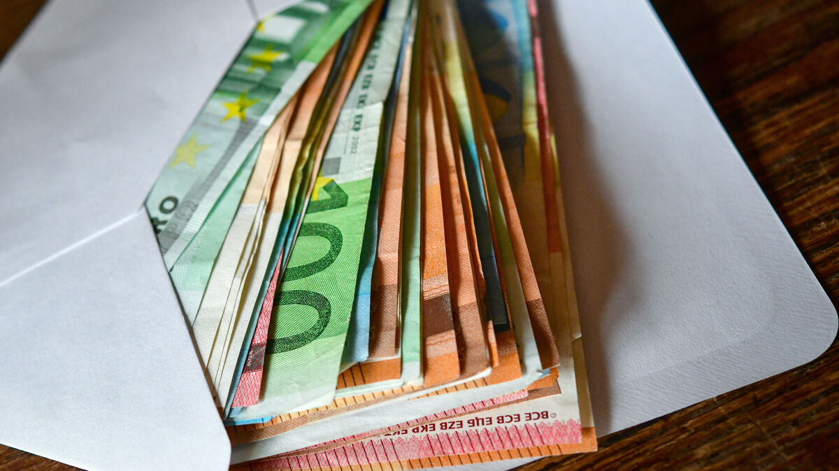 Die 16-Jährige, die den hohen Geldbetrag im Portemonnaie entdeckte, erwies sich als ehrliche Finderin und gab den Fund bei der Polizei ab. Foto: