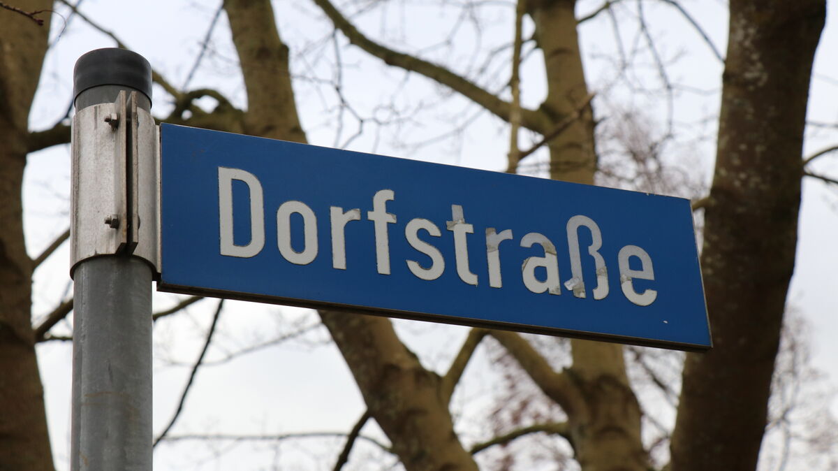 Ein Haus an der Dorfstraße in Odisheim stand im Fokus eines Geldwäsche-Prozesses vor dem Landgericht Stade. Ein Trio aus Cuxhaven und Bremerhaven soll das Gebäude mit Drogengeld gekauft, renoviert und anschließend wieder verkauft haben. Foto: Mangels