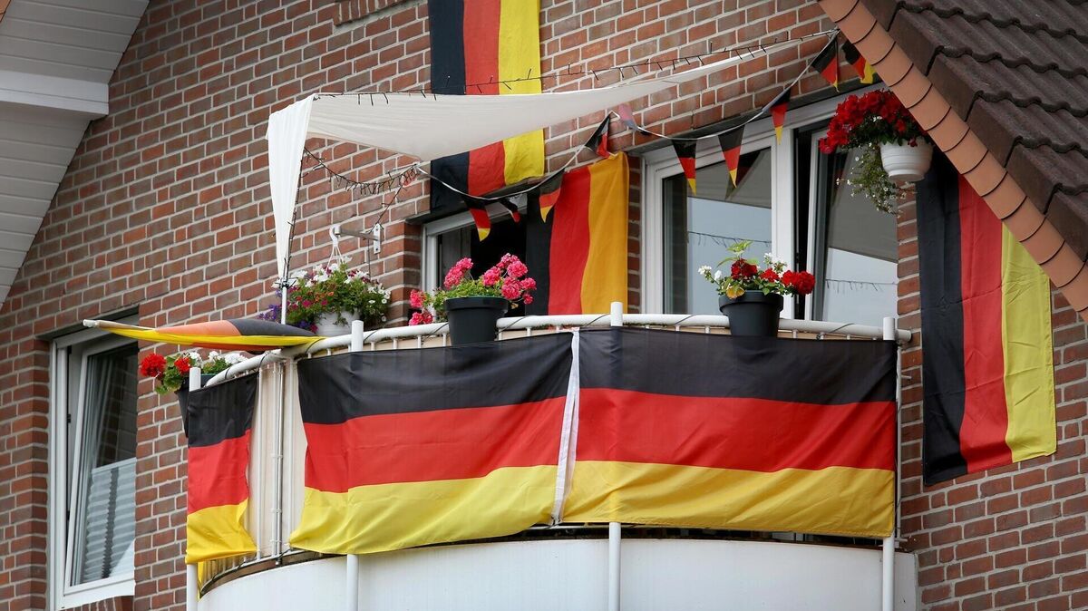 Schmücken macht Spaß: Wer Fahnen, Wimpel und andere Deko aufhängen will, muss sich an einige Regeln halten. Foto: Martin Gerten