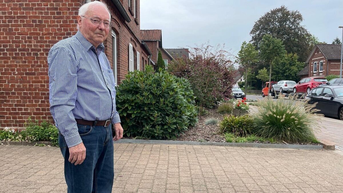 Bernhard Ziegler (88) aus Hemmoor-Basbeck ärgert sich über die Bundesanstalt für Immobilienangelegenheiten. Es geht um den zwei Meter breiten Streifen vor seinem Grundstück. Foto: Kramp