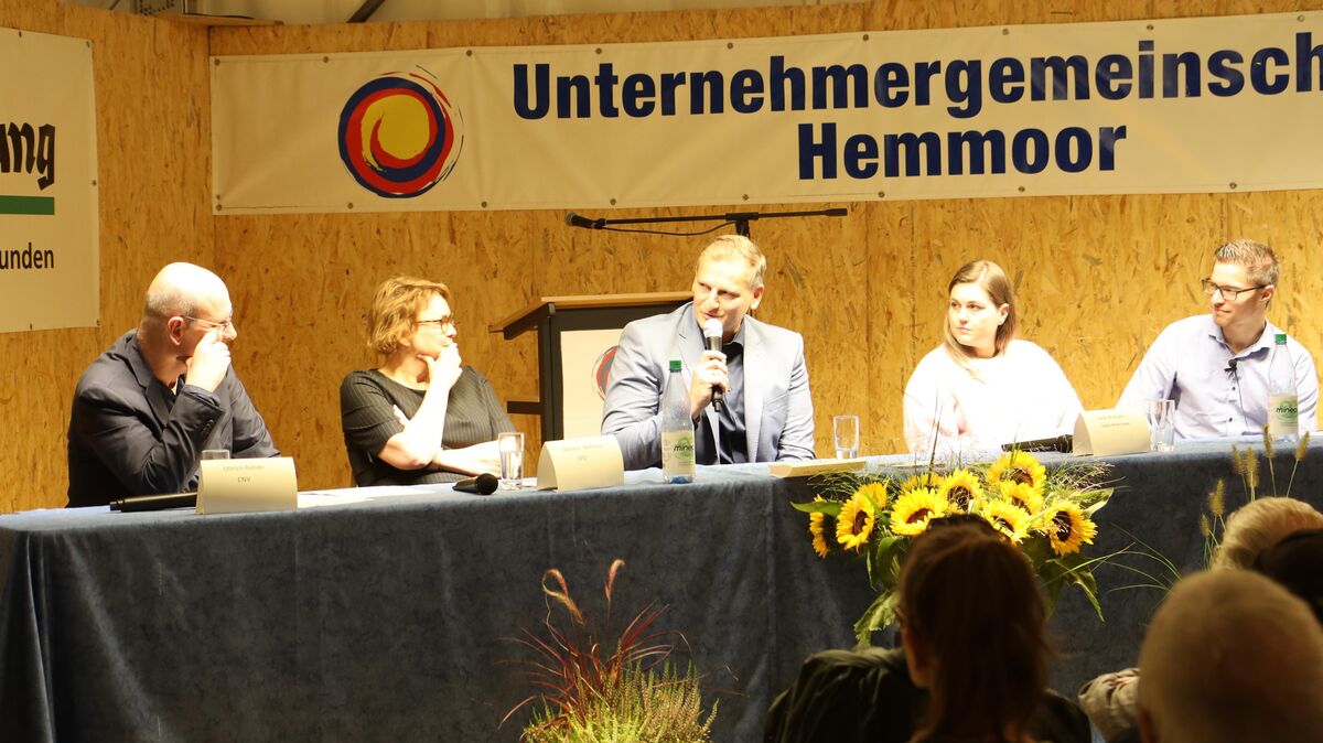 Podiumsdiskussion mit Kommunalpolitikern bei der Cuxland-Ausstellung in Hemmoor: (v.l.n.r.) Redaktionsleiter Ulrich Rohde, Daniela Behrens, SPD, Klaus Seebeck, CDU, Jana Wanzek, Bündnis 90 / Die Grünen, und Redaktionsleiter Christoph Käfer. Foto: Fischer