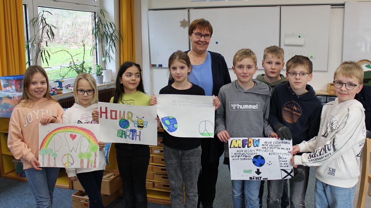 Die jungen Wahlkämpferinnen und Wahlkämpfer mit ihren Wahlplakaten und Schulleiterin Sabine Cordes. Foto: Landkreis Cuxhaven