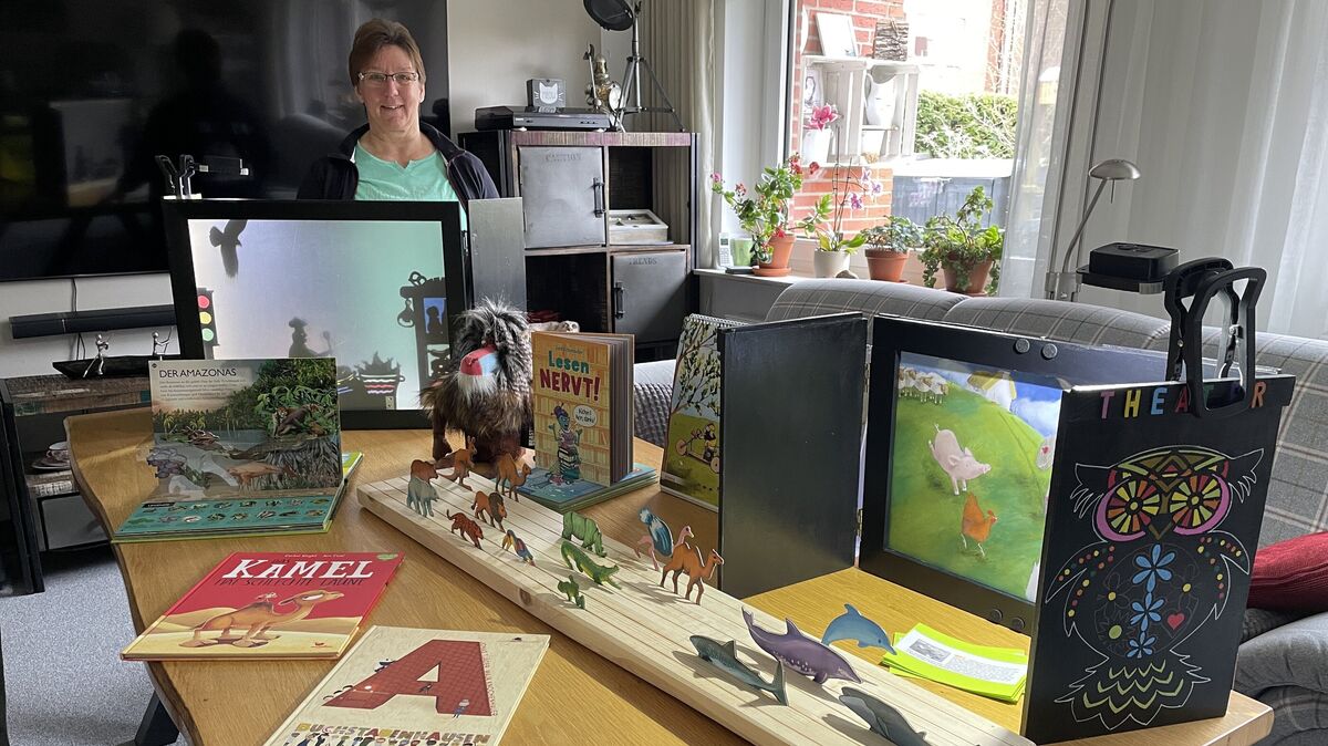 Marion Hartig weiß, dass Bilderbücher auf verschiedenste Weise präsentiert werden können. Ein Schattentheater kann Kinder ebenso in den Bann ziehen wie das Erzähltheater (r.). In der Mitte ein Beispiel für eine Erzählschiene. Foto: Reese-Winne