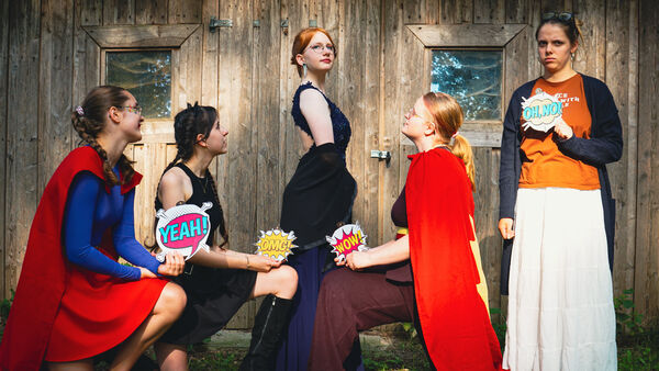 Theatergruppe "Wellenbreker": Junge Schauspielerin begeistert mit Fantasieheldinnen