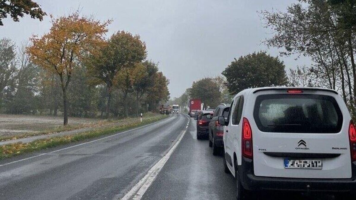 Zwischen dem Cuxhavener Kreisel und Altenbruch wird der Asphalt ausgebessert – der Verkehr wird per Ampel geregelt. Foto: Kramp