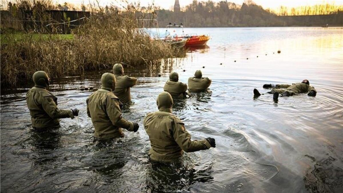 Die Tauchbasis am Kreidesee Hemmoor wird durch Taucher der Deutschen Marine für die Ausbildung genutzt. Foto: Sina Schuldt/dpa