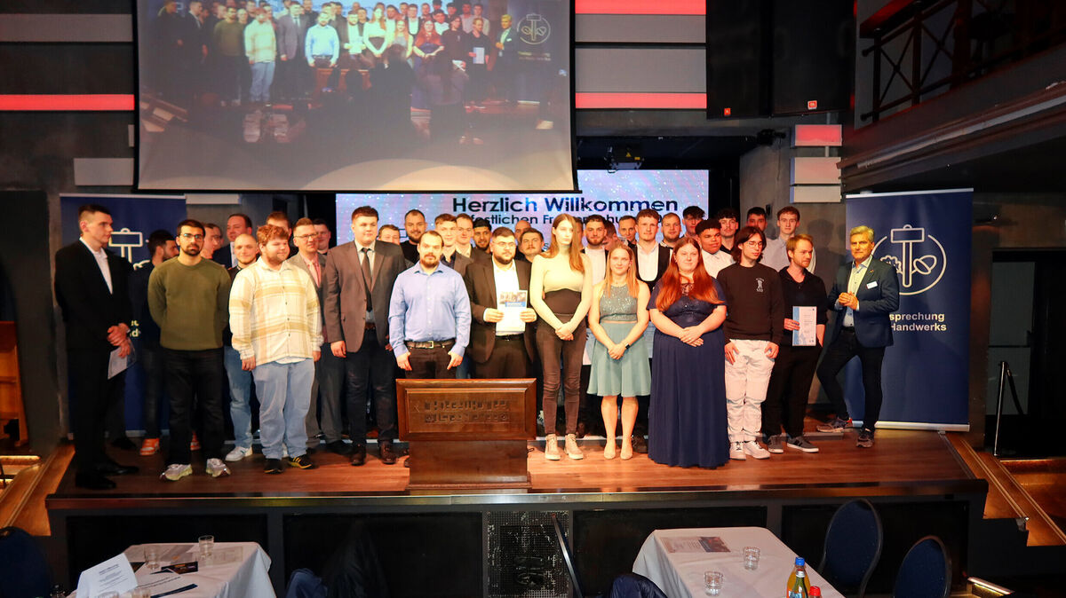 Stolz, Erleichterung und bei manchem auch ein wenig Wehmut: Die Freisprechungsfeier der Kreishandwerkerschaft Elbe-Weser im Norddeutscher Hof, Janssen, wurde zu einem Abend voller Emotionen. Foto: Tonn