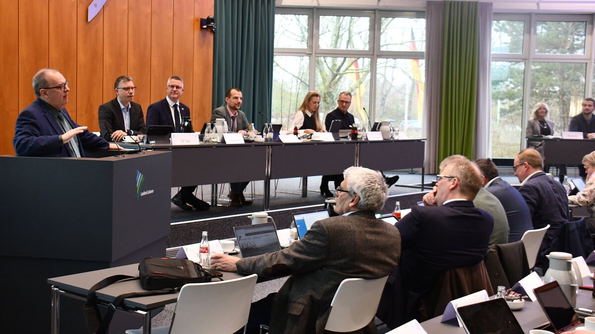 Premierensitzung im barrierefrei gestalteten Saal des Kreishauses: Landrat Thorsten Krüger am mobilen und höhenverstellbaren Rednerpult. Foto: Schröder