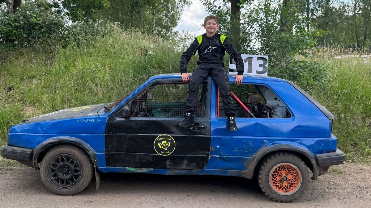 Nick Lenzer, 13, sitzt stolz auf seinem VW Golf 2, bereit für das nächste Rennen der „Gremlins Nord“ in Krempel, wo seine Motorsportleidenschaft begann. Foto: Lenzer