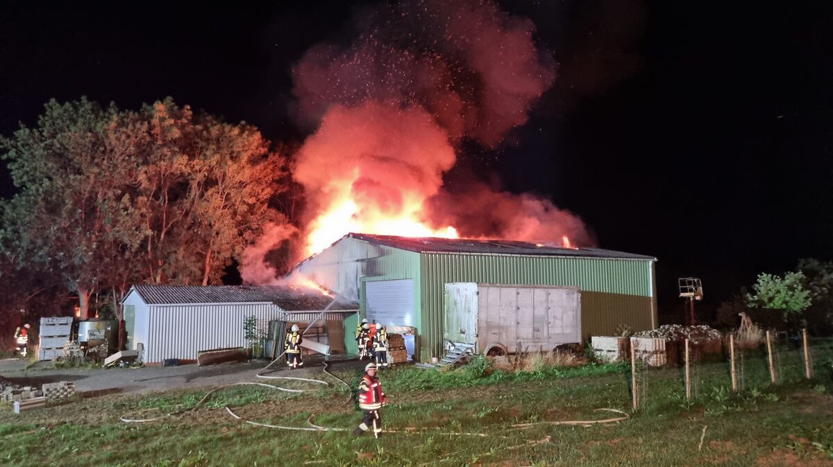Knapp 100 Einsatzkräfte kämpften in der Nacht zu Sonntag gegen ein Großfeuer in der Wingst, bei dem eine Lagerhalle mitsamt darin gelagerten Fahrzeugen in Brand stand. Foto: Lange