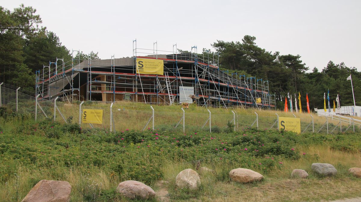Dort, wo jetzt die Restaurant-Bar "Kliff" gebaut wird, prägte über viele Jahrzehnte der Sahlenburger Marineturm das Bild. Der Rohbau des Neubaus ist fast fertiggestellt. In den kommenden Wochen beginnt der Innenausbau. Zu Beginn des Jahres 2020 soll das "Kliff" eröffnet werden. Foto: Potschka