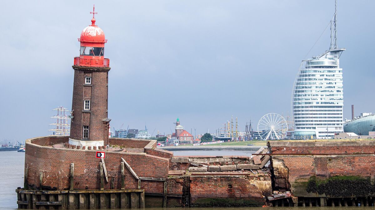 Der schief stehende Moleturm: Teile der Nordmole in Bremerhaven sind in der Nacht zum Donnerstag eingesackt. Die Einfahrt zur Geeste ist gesperrt. Auch der Fährbetrieb der Weserfähre musste eingestellt werden. Symbolfoto: Sina Schuldt/dpa